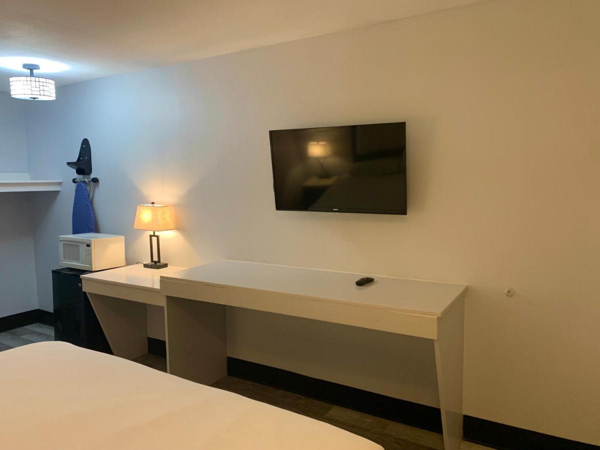 Rodeway Inn Мидланд Екстериор снимка