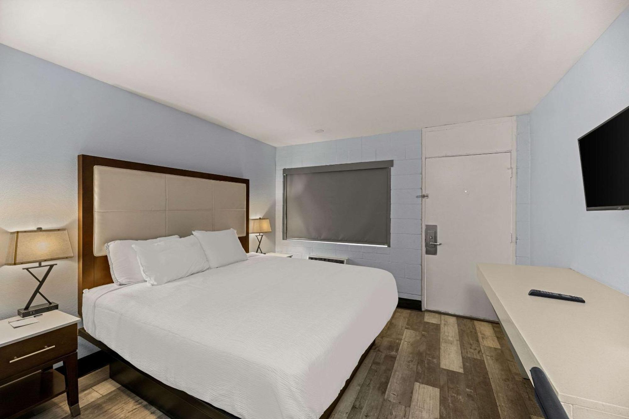 Rodeway Inn Мидланд Екстериор снимка