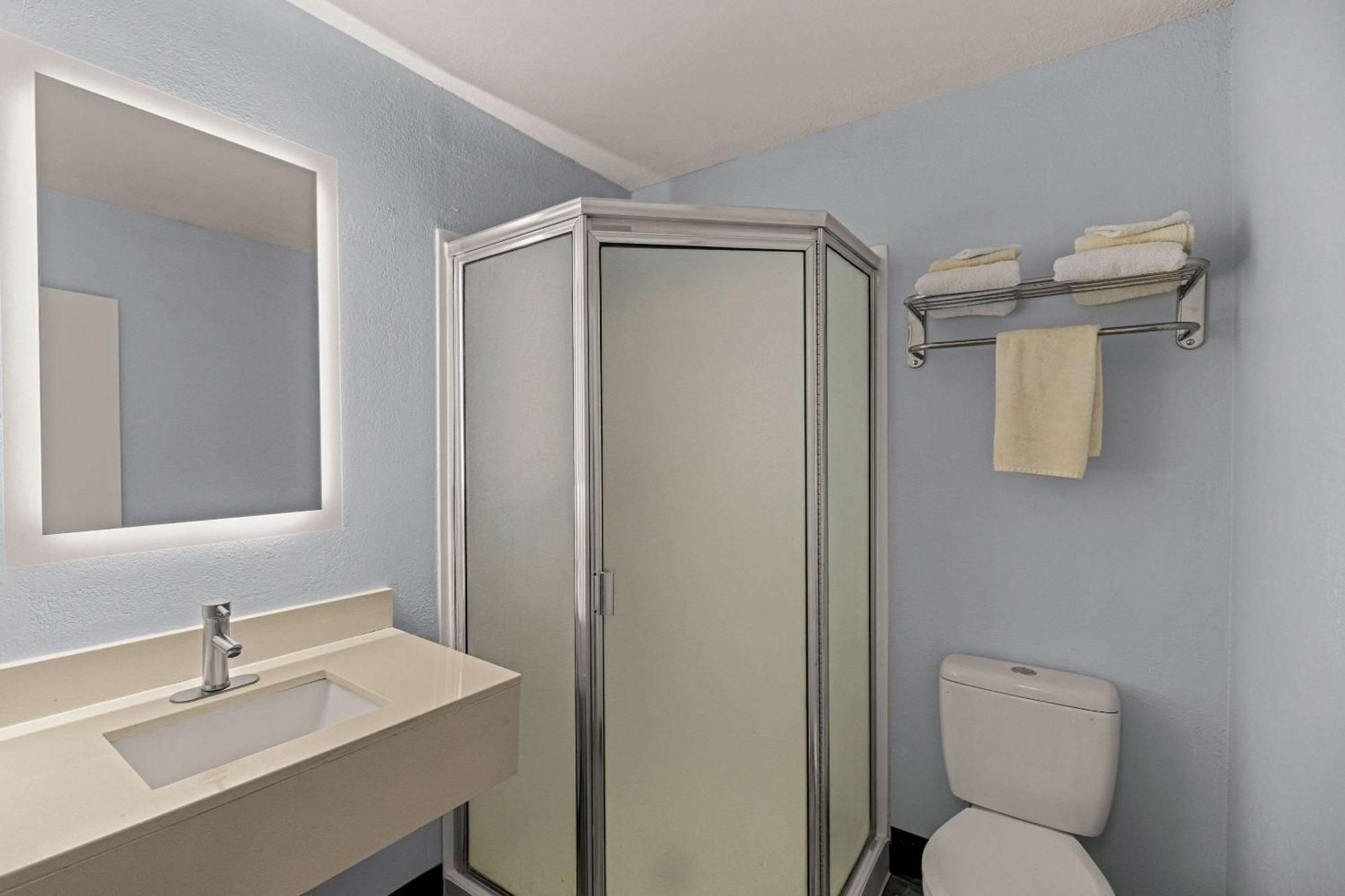 Rodeway Inn Мидланд Екстериор снимка